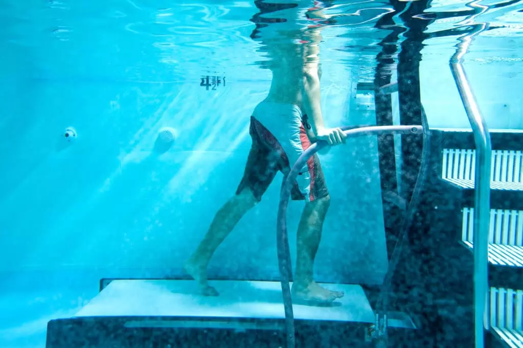 Βαδιση σε πισίνα - Υδροκινισιοθεραπευτική αποκατάσταση